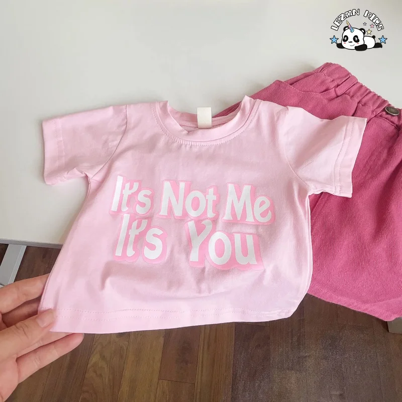 LEZONKIDS - Conjuntos de Roupas para Meninas Rosa com Estampa de Letra Camiseta de Algodão Short de Jeans Rosa Doce Fofo Conjuntos de Roupas Infantil Personalizados